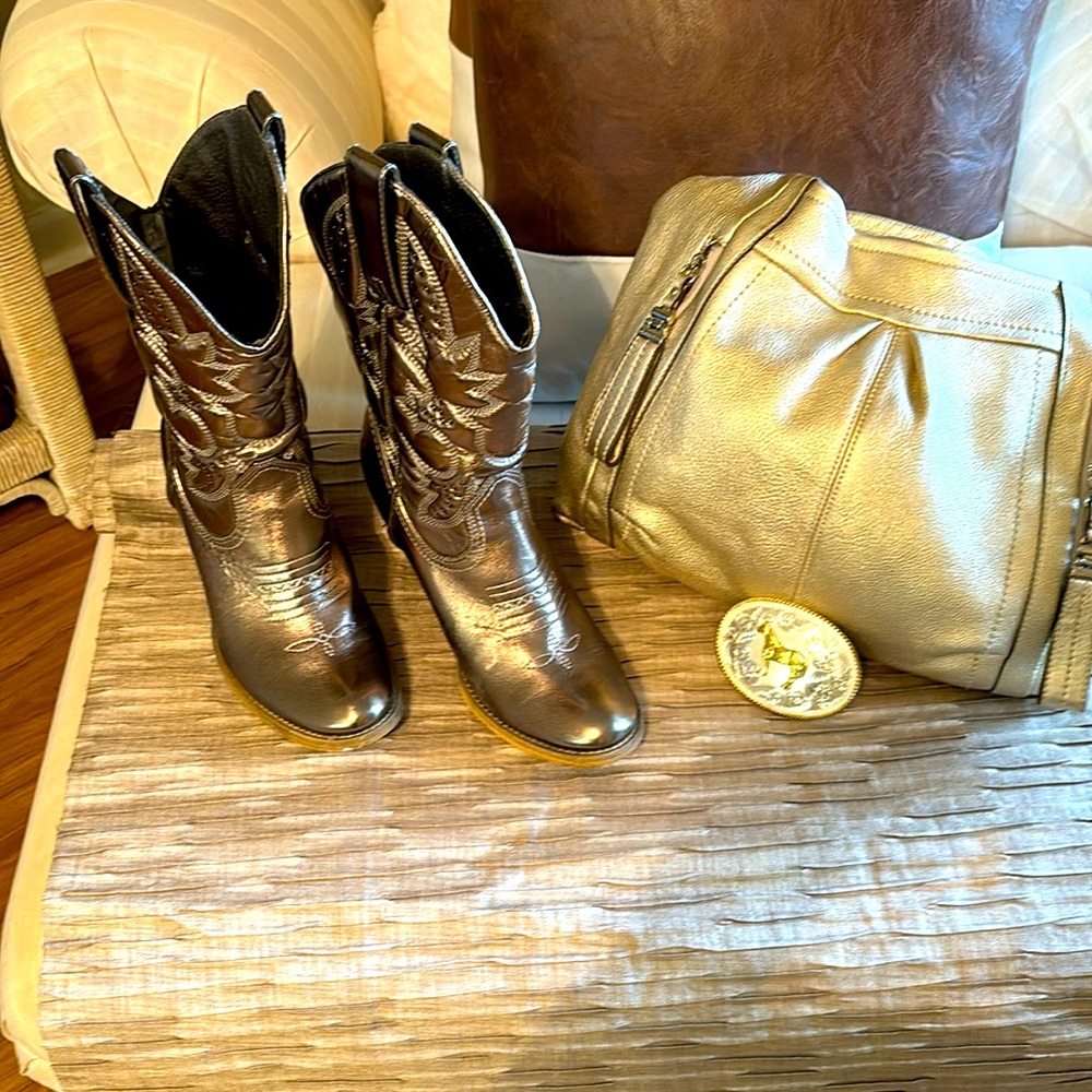 Selling a B Makowsky gold purse all leather with a belt buckle